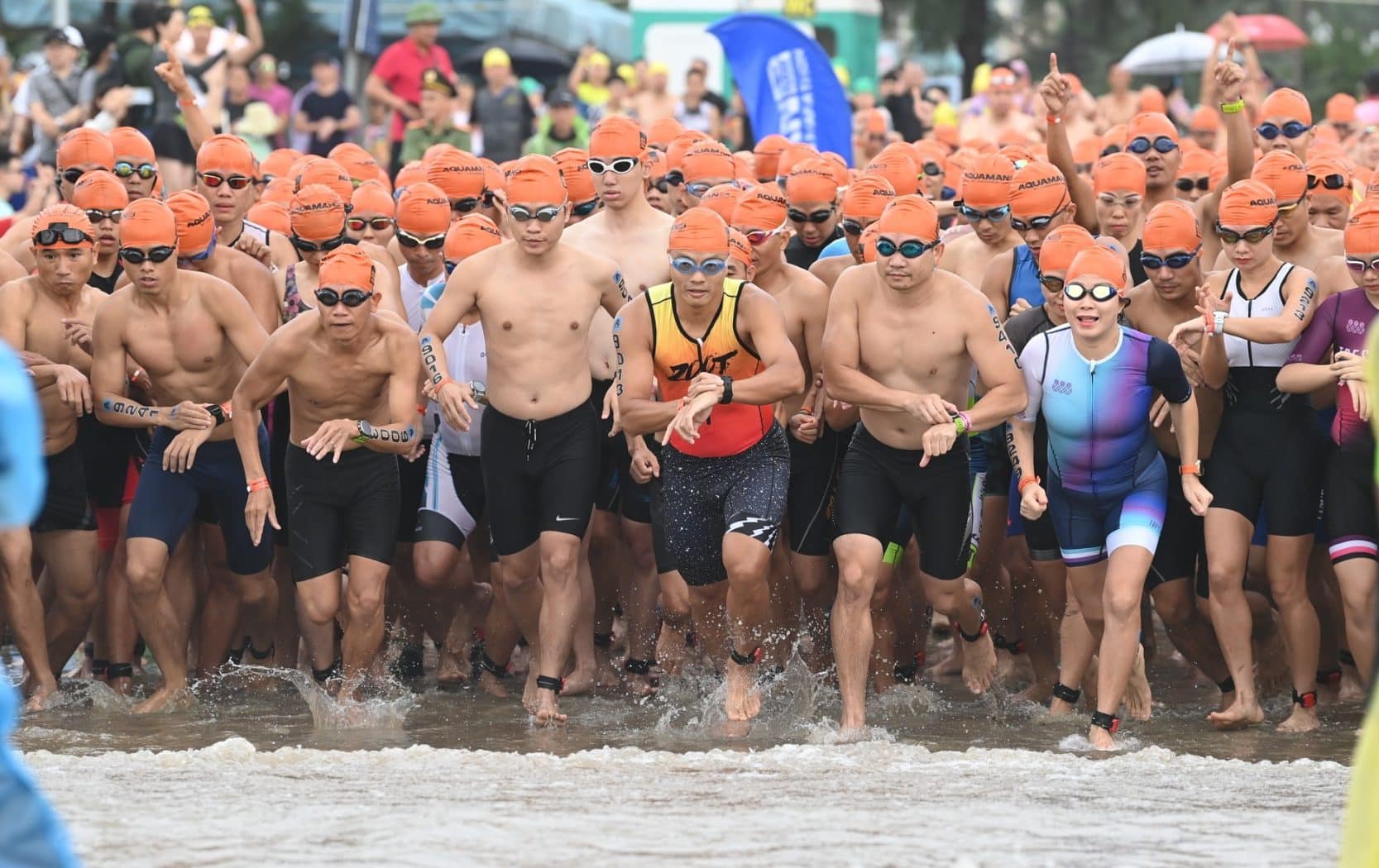 VĐV bắt đầu phần bơi tại Aquaman Vietnam 2022. Ảnh: AV