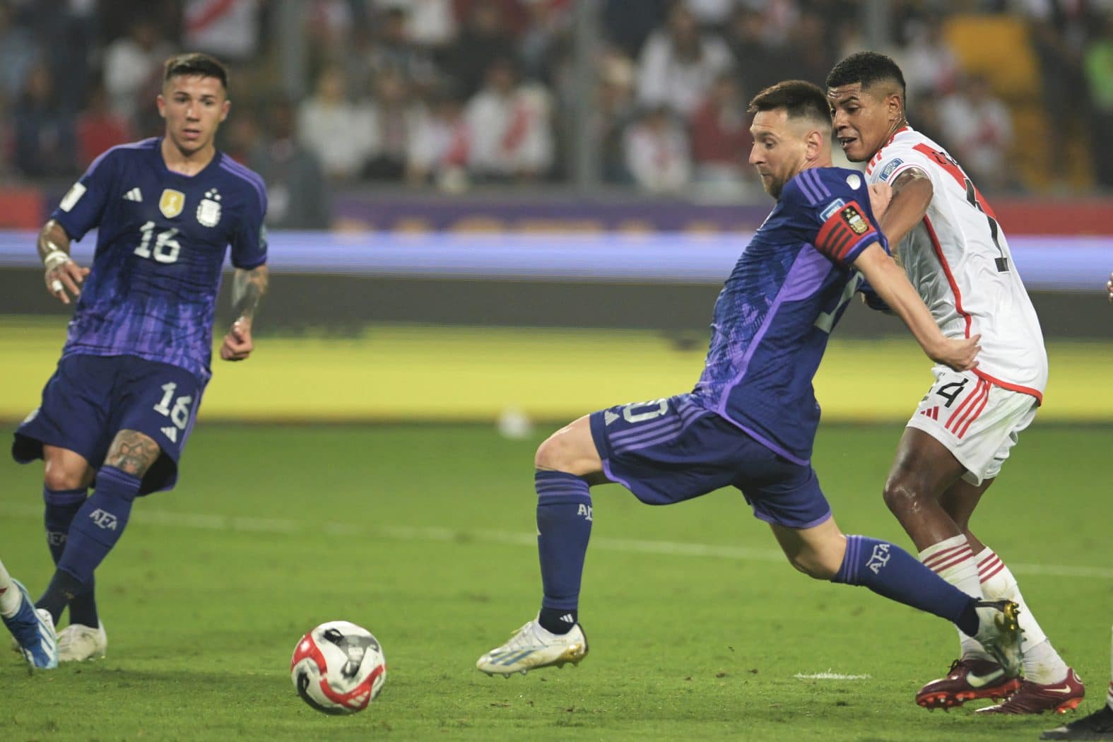 Messi cầm bóng trong trận Argentina thắng Peru 2-0 trên sân Quốc gia ở Lima, Peru, tối 17/10/2023. Ảnh: AFP