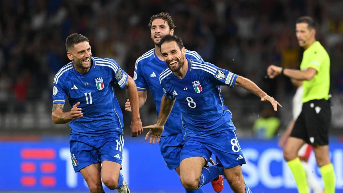 Bonaventura (số 8) mừng bàn đầu tiên trong màu áo đội tuyển Italy. Ảnh: AP