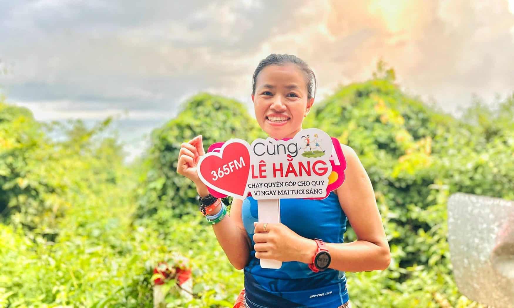 Runner Lê Thị Hằng đã hoàn thành 4/5 chặng đường chinh phục 365 full marathon trong năm 2023 để gây quỹ. Ảnh: NVCC