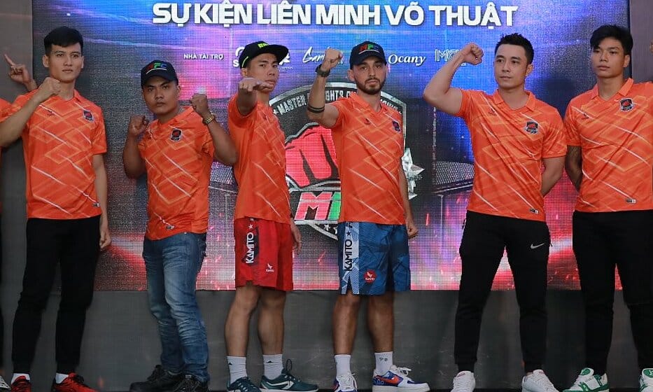 Nam Chou (thứ ba từ trái sang) và Kokurin (thứ ba từ phải sang) trong buổi chạm mặt tại TP HCM ngày 26/10. Ảnh: Quang Huy