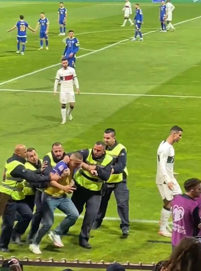 Shocking moment furious Cristiano Ronaldo is hurt by pitch invader trying to take selfie during Portugal clash - Bóng Đá