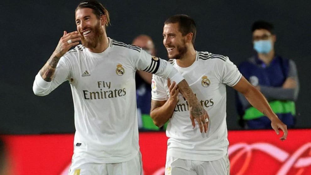Hazard chia vui với Sergio Ramos sau một trận La Liga năm 2020. Ảnh: EFE
