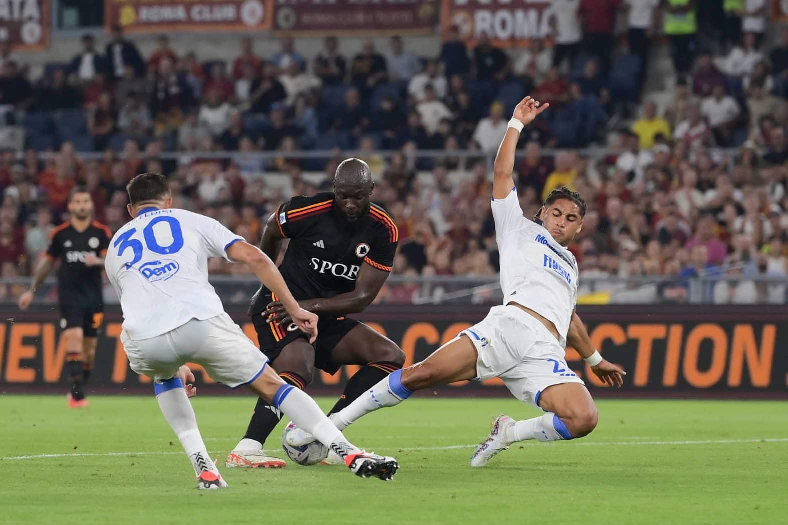 Lukaku làm động tác giả loại trung vệ Frosinone trước khi dứt điểm ghi bàn mở tỷ số cho Roma trong trận thắng 2-0 ở vòng 7 Serie A ngày 1/10. Ảnh: asroma.it