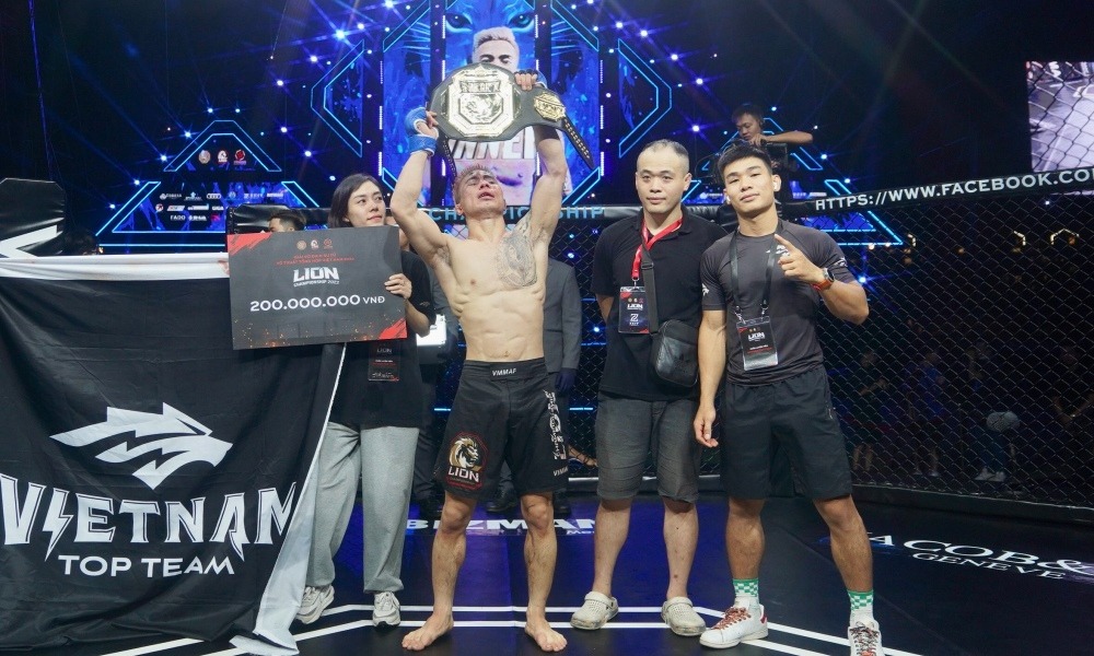Nam Chou mừng đai vô địch MMA Lion Championship năm 2022.