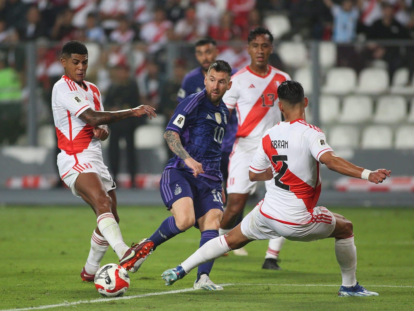 Các hậu vệ Peru phong tỏa, nhưng không ngăn được Messi trong trận đấu sáng 18/10. Ảnh: AFA