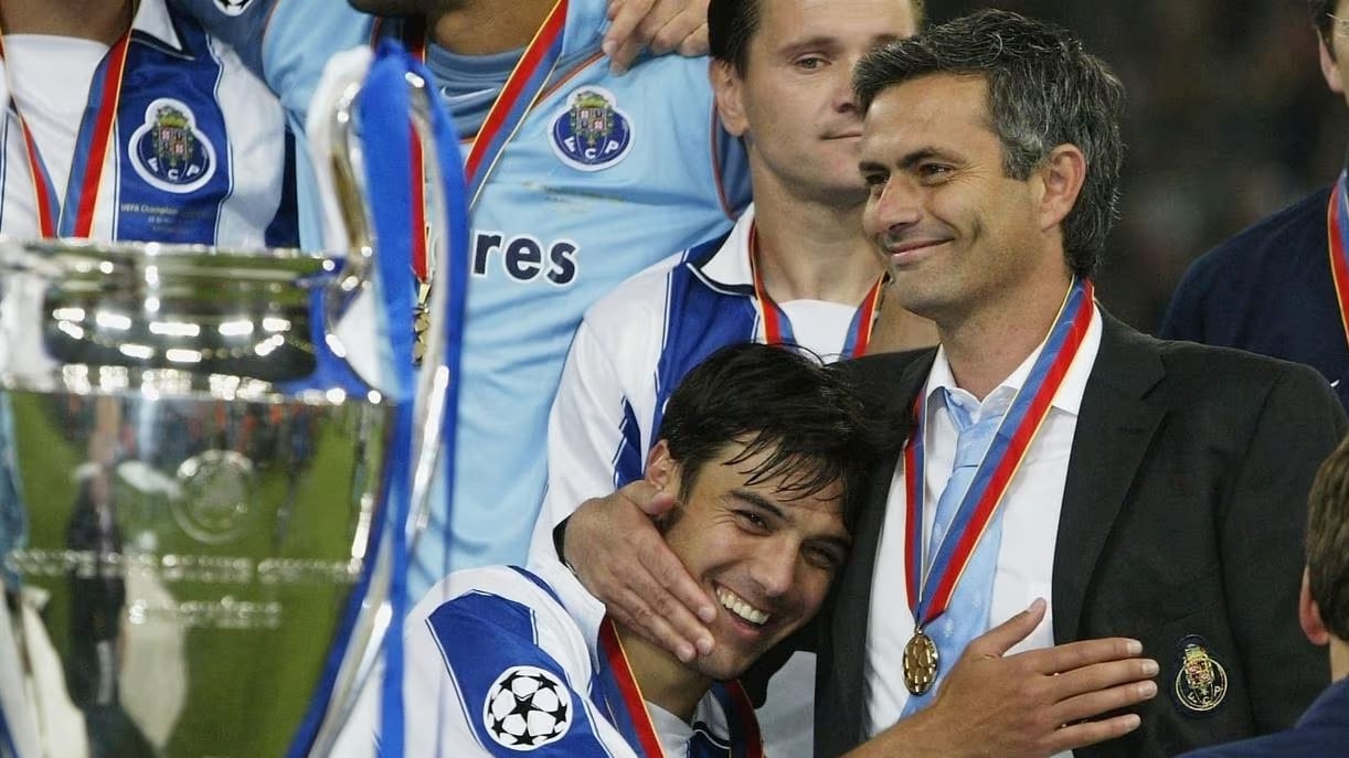 Mourinho (phải) giành Champions League với Porto năm 2004. Ảnh: UEFA