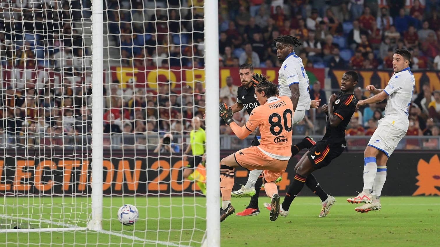 Pellegrini (áo đen, trái) dứt điểm vào góc gần ghi bàn ấn định thắng lợi 2-0 cho Roma. Ảnh: asroma.it
