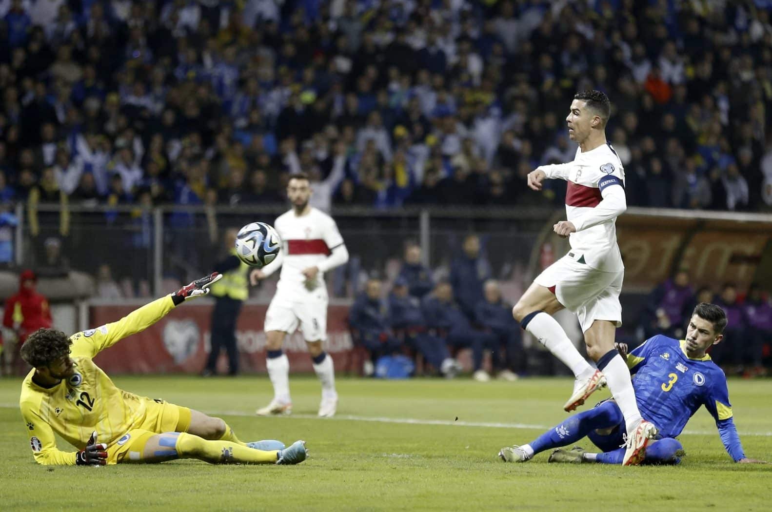 Ronaldo nâng tỷ số lên 2-0 trong trận thắng Bosnia 5-0 ngày 17/10. Ảnh: EPA