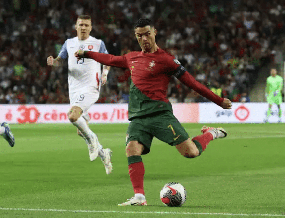 Ronaldo với cú sút từ ngoài cấm địa. Ảnh: Reuters