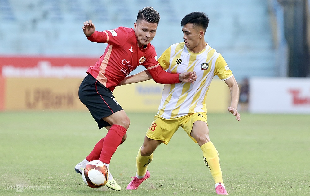 Nguyễn Quang Hải (áo đỏ) phải rời sân ngay sau hiệp một trận Siêu Cup Quốc gia ngày 6/10. Ảnh: Hiếu Lương