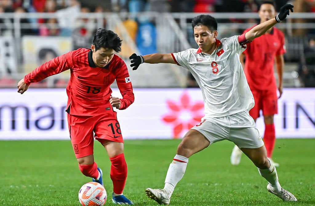 Đỗ Hùng Dũng tranh bóng với Lee Kang-in ở trận giao hữu Việt Nam thua Hàn Quốc 0-6. Ảnh: Osen
