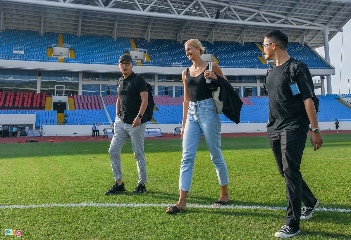Nữ HLV Dortmund hài lòng với công tác chuẩn bị tại sân Mỹ Đình - Bóng Đá