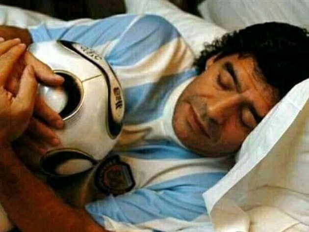 Fan hâm mộ thế giới đau buồn vì Maradona - Bóng Đá