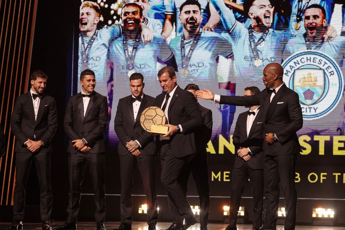 Các thành viên Man City trên bục nhận giải CLB của năm. Ảnh: MCFC