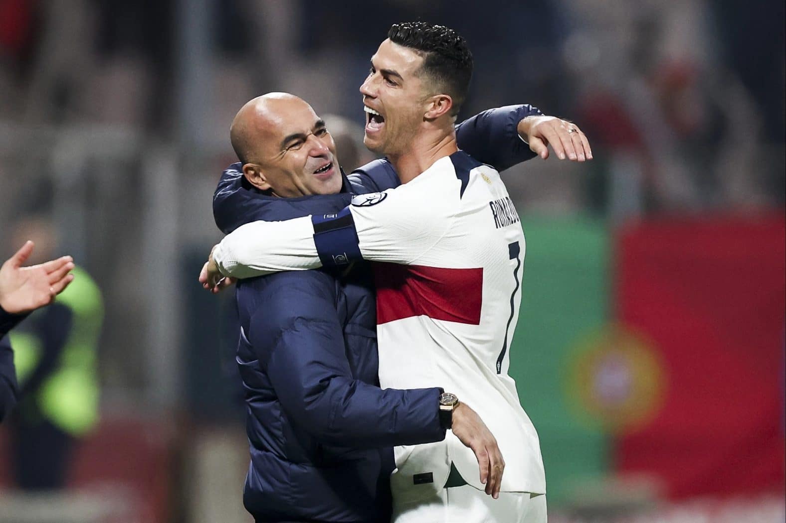 HLV Martinez chia vui với Ronaldo sau trận thắng chủ nhà Bosnia 5-0 ngày 17/10. Ảnh: EPA