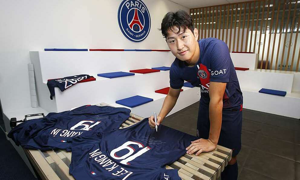 Lee trở thành ông vua áo đấu mới của PSG. Ảnh: AFP