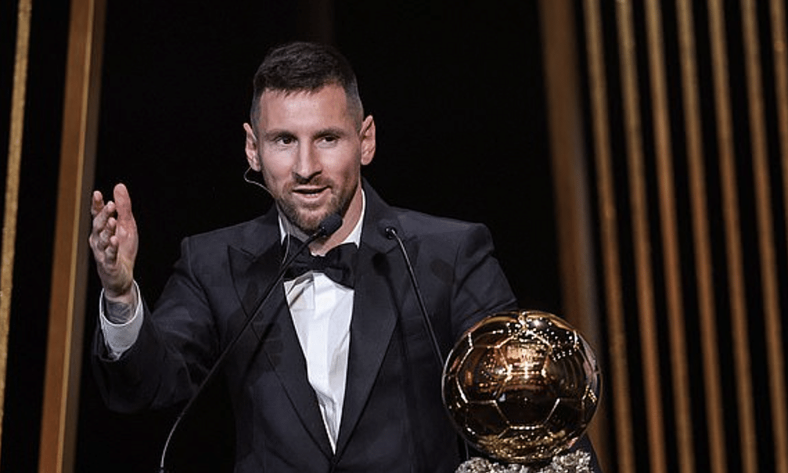 Messi phát biểu sau khi đoạt Quả Bóng Vàng thứ tám. Ảnh: AFP