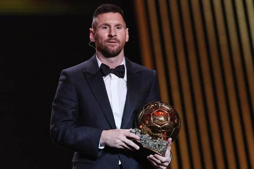 Messi nhận Quả Bóng Vàng 2023, không lộ quá nhiều cảm xúc. Ảnh: Reuters
