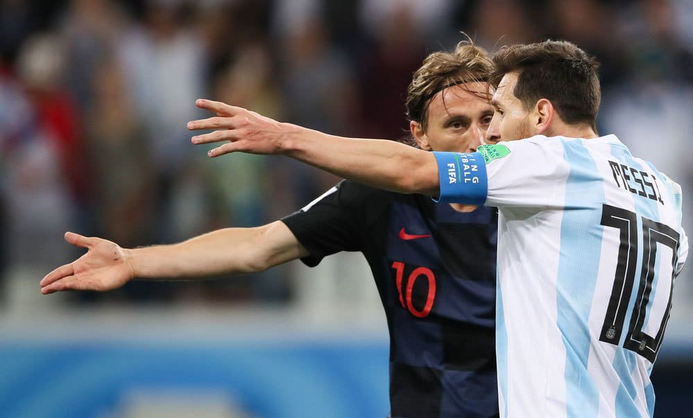 Modric (trái) tranh luận với Messi trong trận Croatia thắng Argentina 3-0 ở vòng bảng World Cup 2018. Ảnh: Reuters