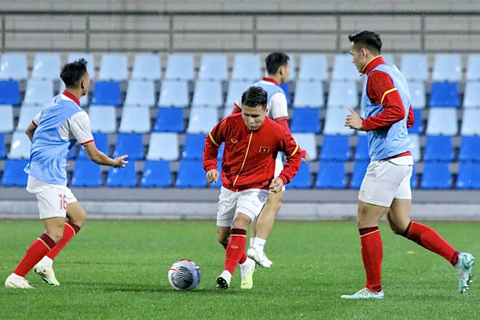 Quang Hải (giữa) khởi động trước khi đấu trận Việt Nam gặp Uzbekistan tối qua 13/10. Ảnh: Đoàn Huynh