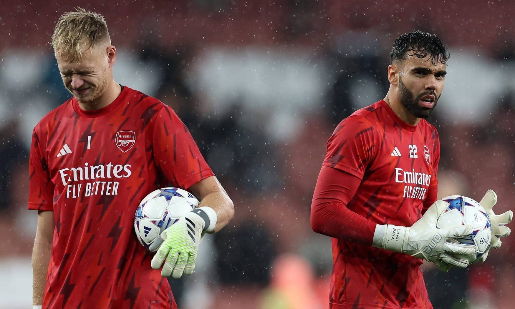 Ramsdale (trái) và Raya trong lúc khởi động trước một trận Ngoại hạng Anh cùng Arsenal mùa này. Ảnh: Reuters