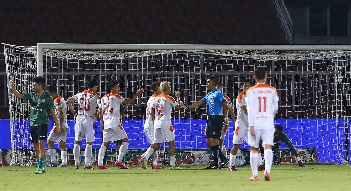 Trọng tài Thái Lan gây tranh cãi trên sân Thống Nhất - Bóng Đá