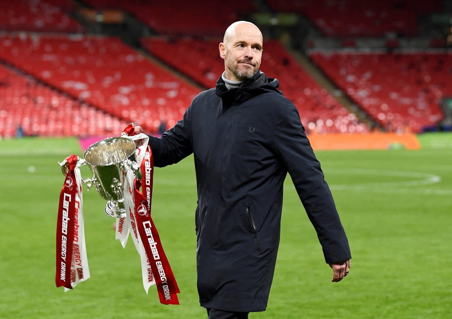 HLV Ten Hag mừng Cup Liên đoàn sau khi cùng Man Utd đoạt danh hiệu này mùa 2022-2023. Ảnh: Reuters