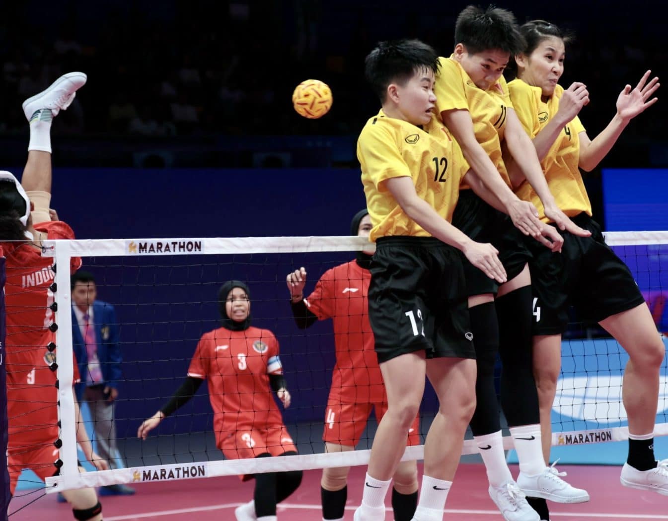 Việt Nam (áo vàng) ngược dòng thắng Indonesia 2-1 ở chung kết cầu mây bốn nữ Asiad 19.