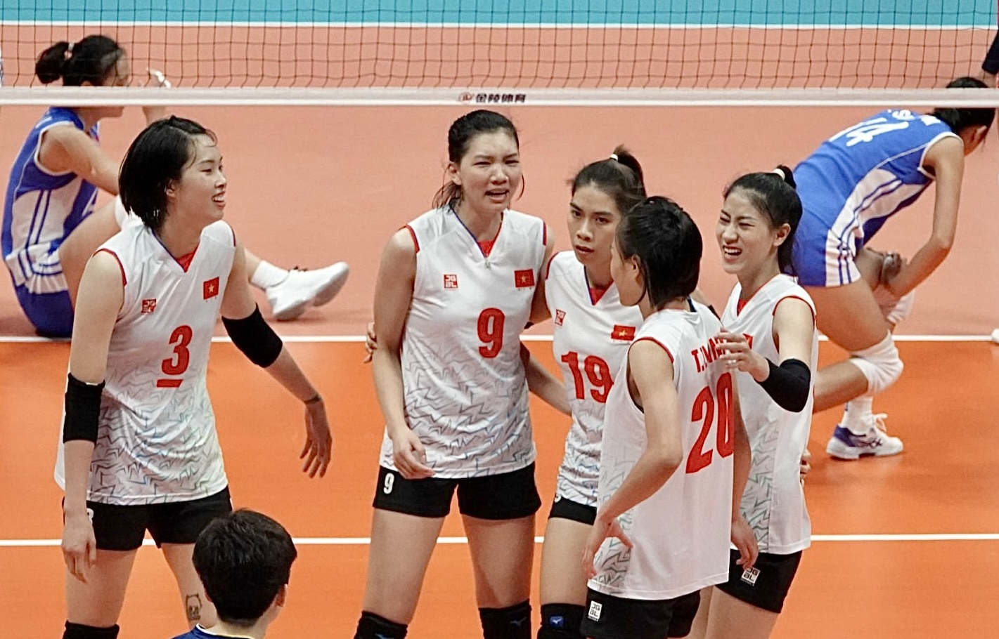 Việt Nam (áo trắng) đánh bại Triều Tiên (áo xanh) 3-1 ở vòng hai bóng chuyền nữ Asiad 19.