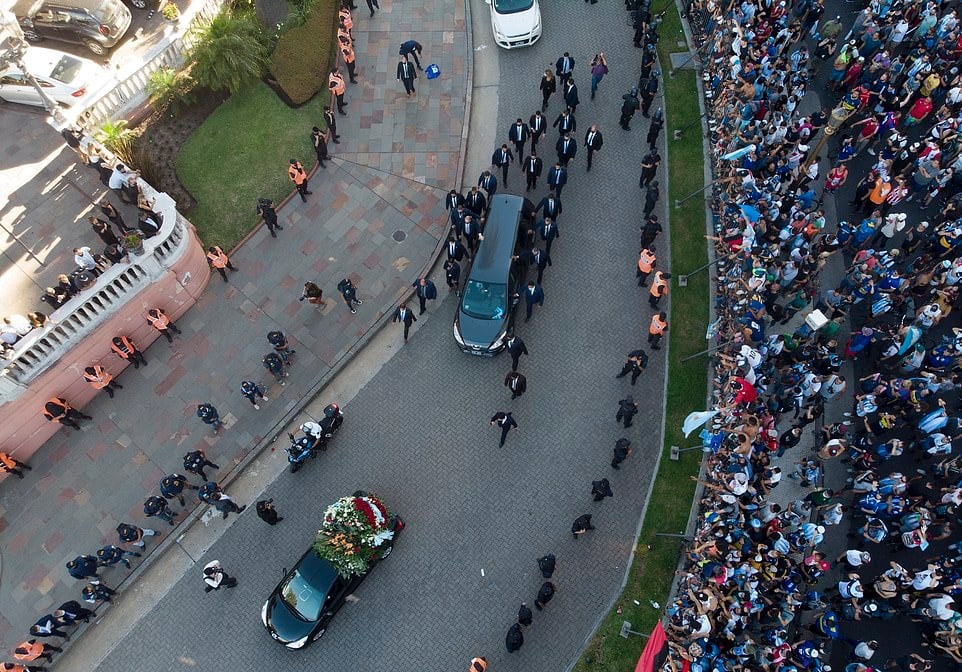 Hàng nghìn người xếp hàng dài tiễn đưa Diego Maradona về nơi an nghỉ cuối cùng - Bóng Đá