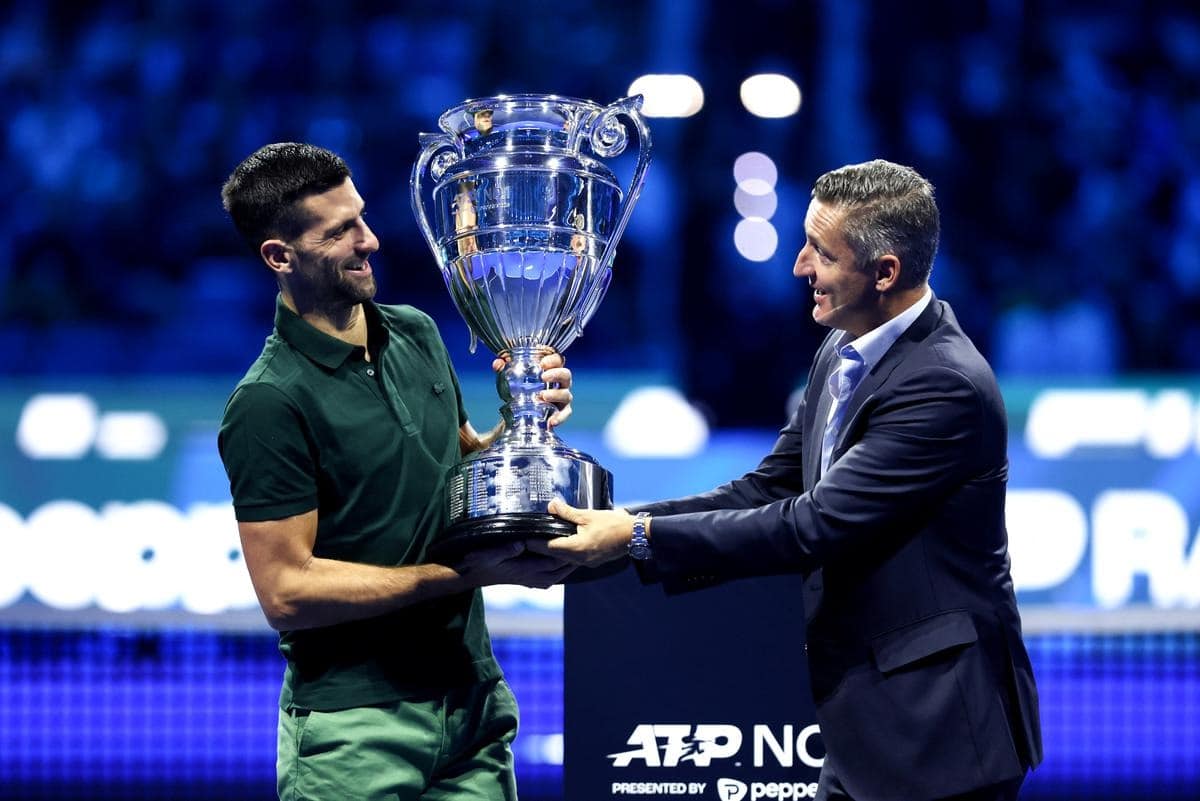 Djokovic nhận cup cho tay vợt kết thúc năm ở vị trí số một, từ tay chủ tịch ATP Andrea Gaudenzi hôm 13/11 ở Turin, Italy. Ảnh: AP