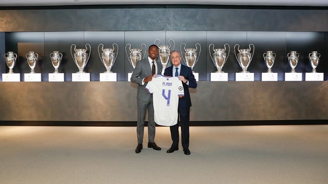 David Alaba has been presented as the Santiago Bernabeu. He is Real Madrid’s new number 4. - Bóng Đá