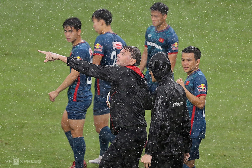 HLV Troussier cùng các cầu thủ tuyển Việt Nam tập dưới mưa tại Trung tâm bóng đá trẻ Việt Nam ngày 12/11.