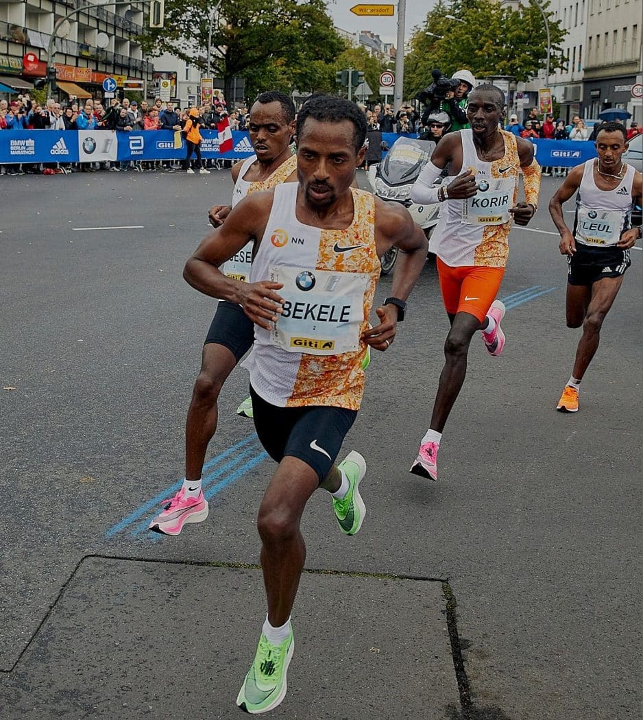 Bekele trên đường chạy Berlin Marathon 2019. Ảnh: AFP