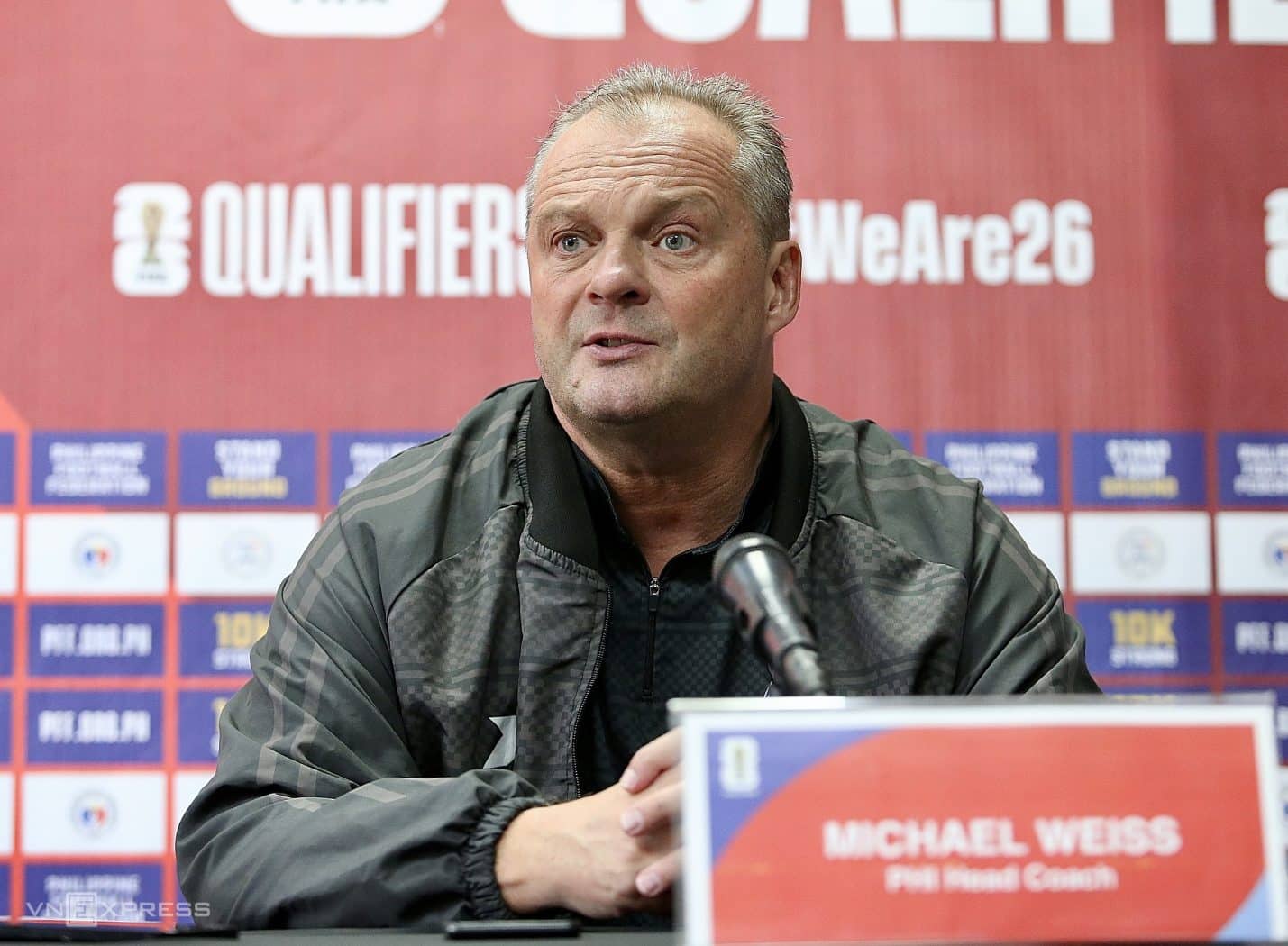 HLV Michael Weiss phát biểu ở họp báo ngày 15/11 trước trận Philippines tiếp đón Việt Nam ở vòng loại hai World Cup 2026. Ảnh: Hiếu Lương