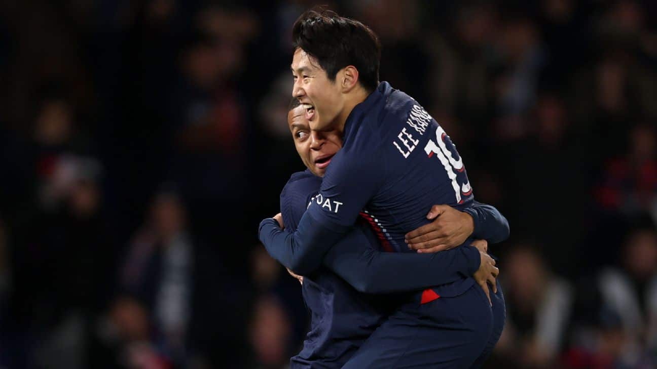 Lee Kang-in mừng bàn với Mbappe trong trận PSG 3-0 Montpellier tối 3/11, trên sân Parc des Princes. Ảnh: AFP