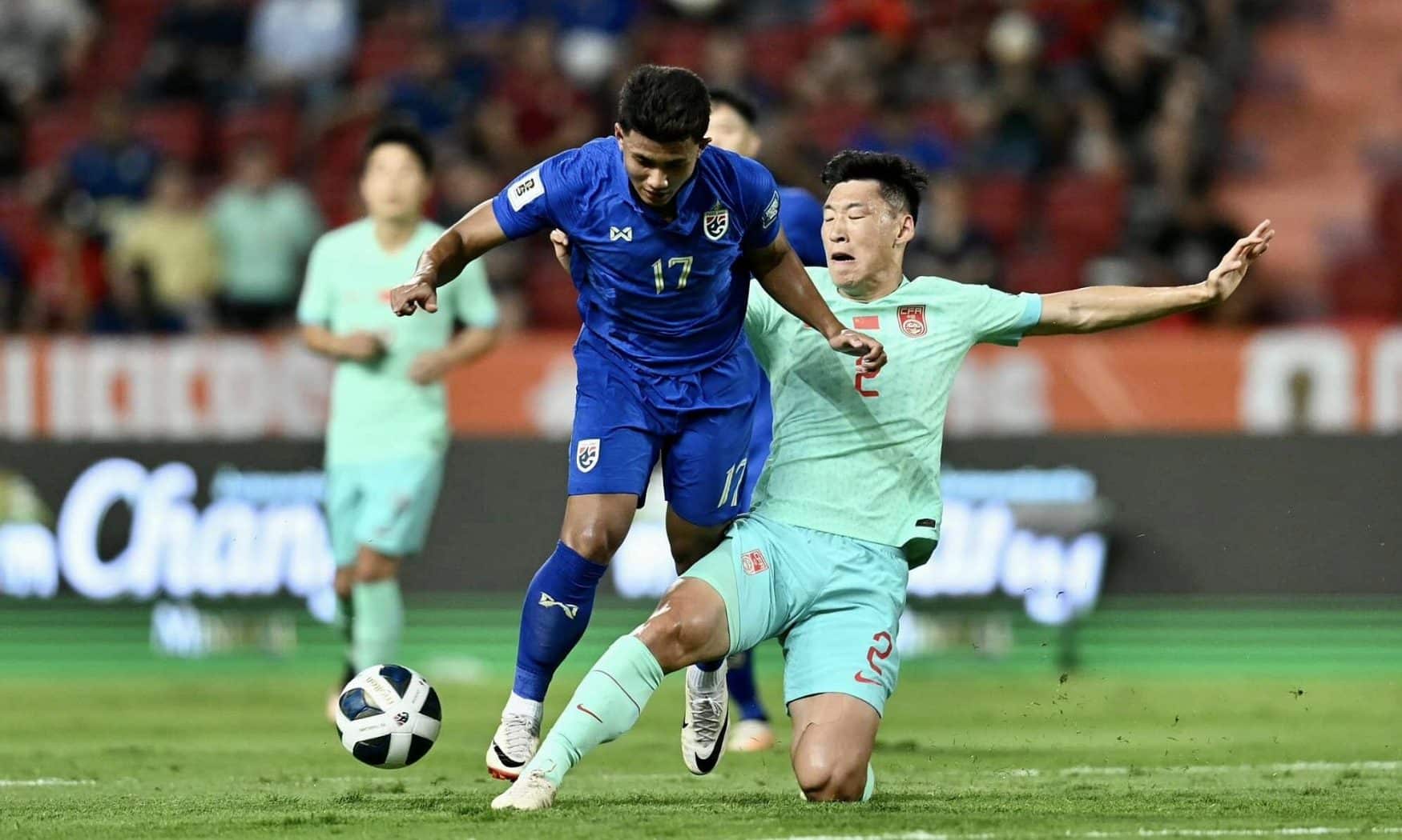 Tiền đạo 21 tuổi Suphanat Mueanta (số 17) để mất bóng trong trận Thái Lan thua Trung Quốc 1-2 trên sân Rajamangala, thành phố Bangkok, ở vòng loại World Cup 2026 tối 16/10/2023. Ảnh: Changsuek
