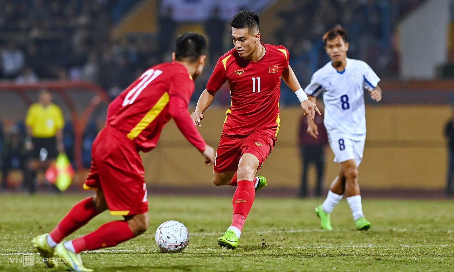 Việt Nam (áo đỏ) đánh bại Philippines (áo trắng) 1-0 ở trận giao hữu trước thềm AFF Cup 2022. Ảnh: Giang Huy